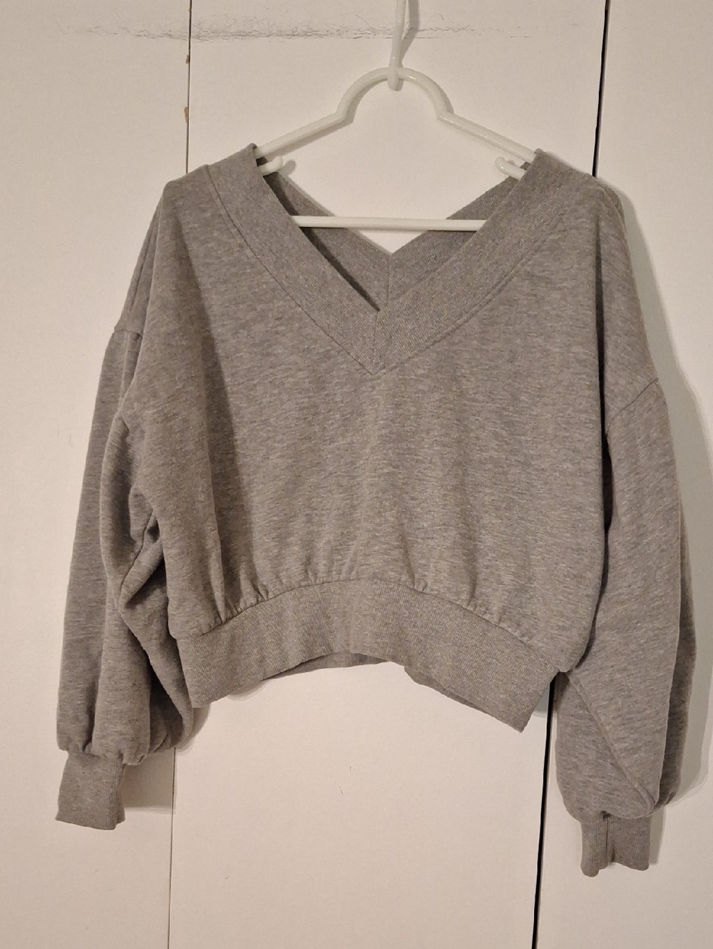 Forever 21 Gray V-Neck Cropped Sweatshirt